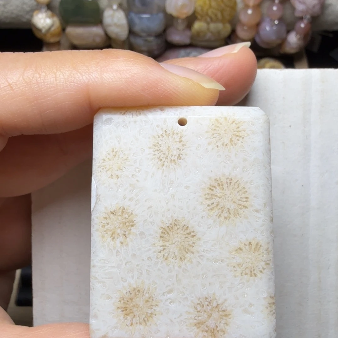 硅化玉未镶嵌闪闪的白底金盏花