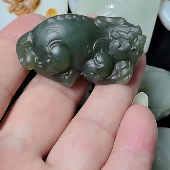 尘***客和田玉未镶嵌颈饰