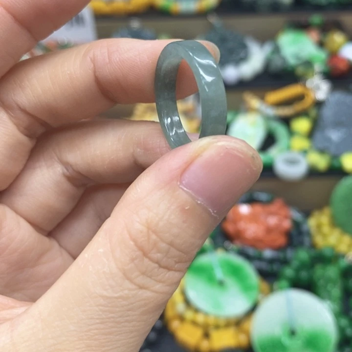 翡翠未镶嵌颈饰戒指55