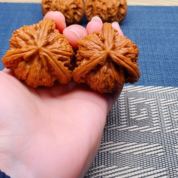 郑***涛文玩核桃吊坠三棱