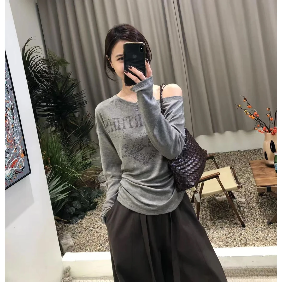 雅痞复古斜肩露肩长袖打底字母印花软糯面膜长袖T恤女