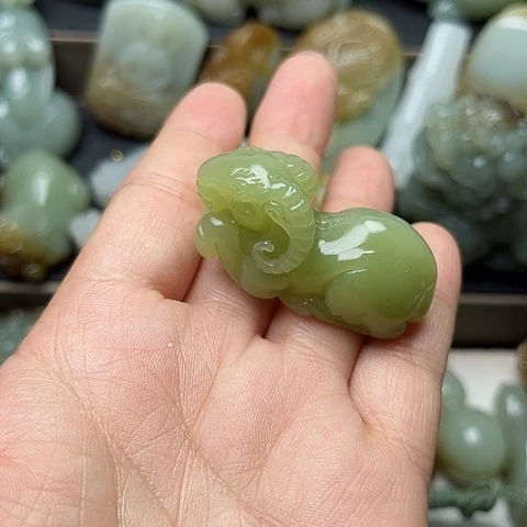 和田玉未镶嵌颈饰s**石