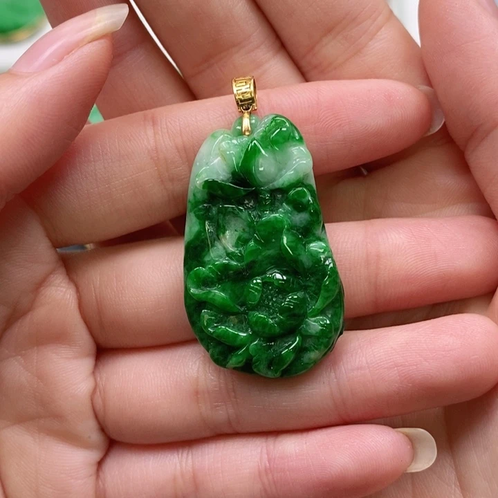 翡翠未镶嵌颈饰珠*霞吊坠