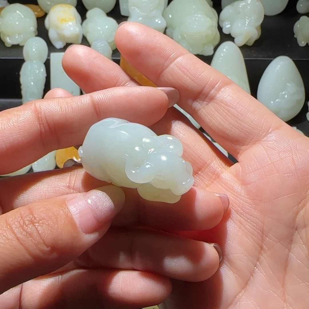 ****儿和田玉未镶嵌颈饰