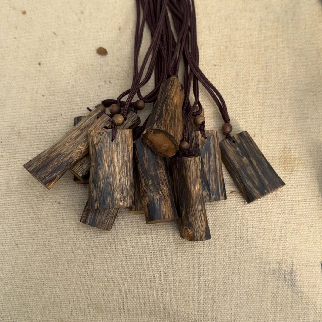 沉香沉香木制品绿奇楠无事牌长约3cm多样性发一个