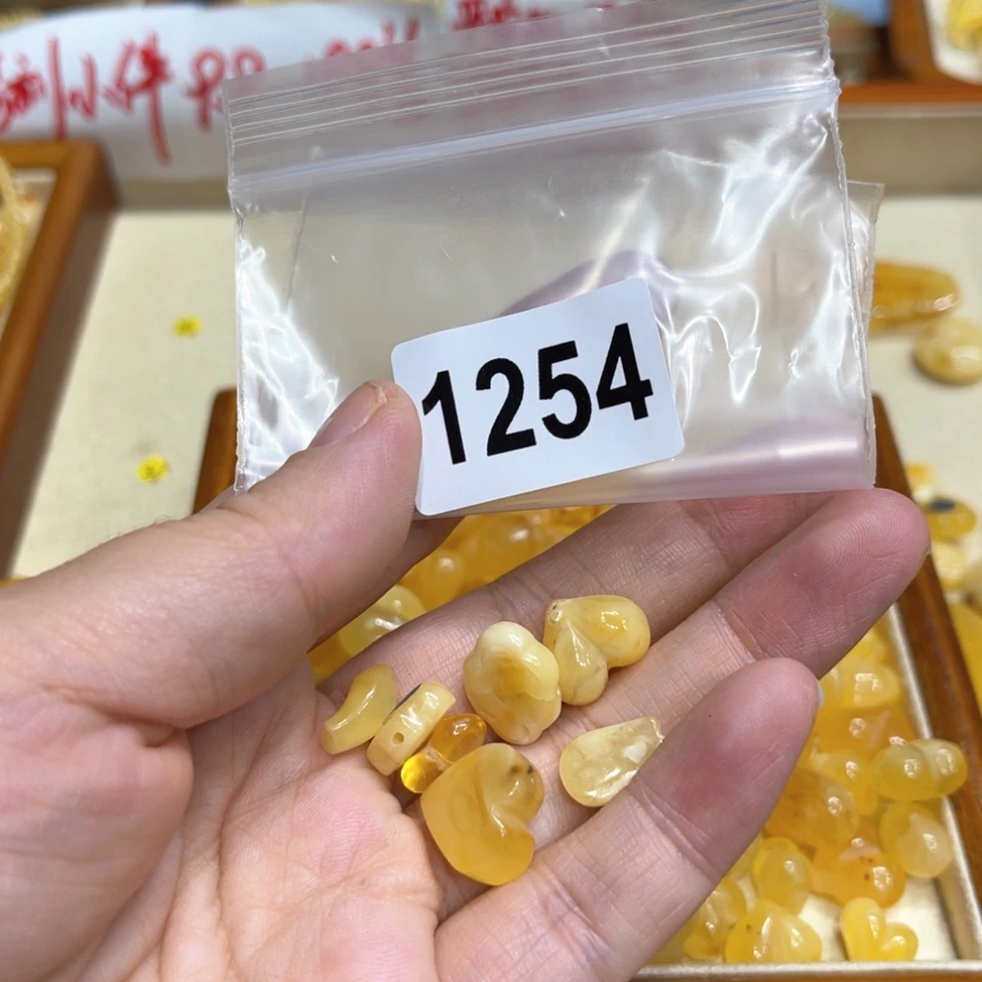 莫***莫琥珀未镶嵌珠宝奇石