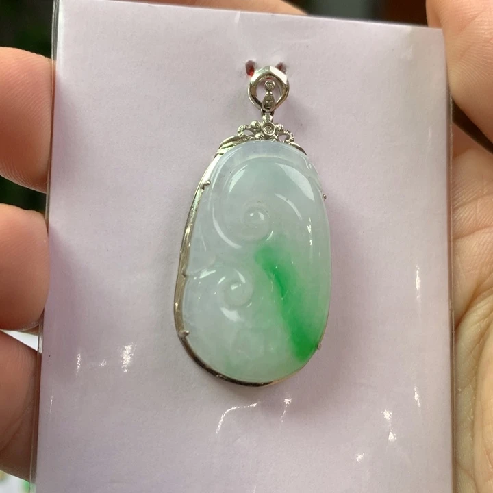 翡翠18K金镶嵌颈饰翡翠吊坠