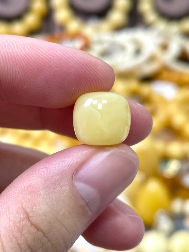 11.7*10.8mm瑕疵福利款 奶白浓蜡飘花 亿熙珠宝 天然原矿琥珀蜜蜡