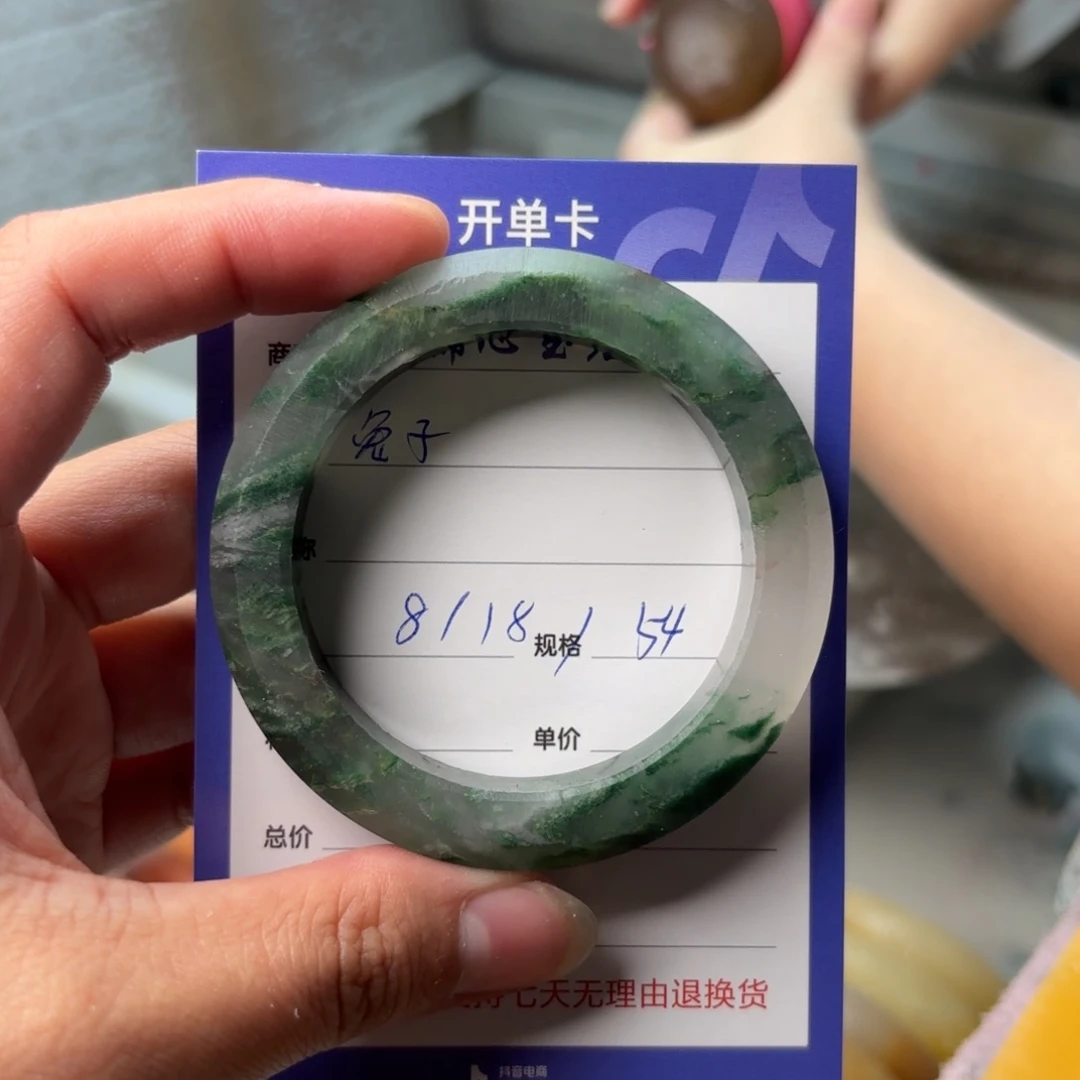 石英质玉手镯未镶嵌?