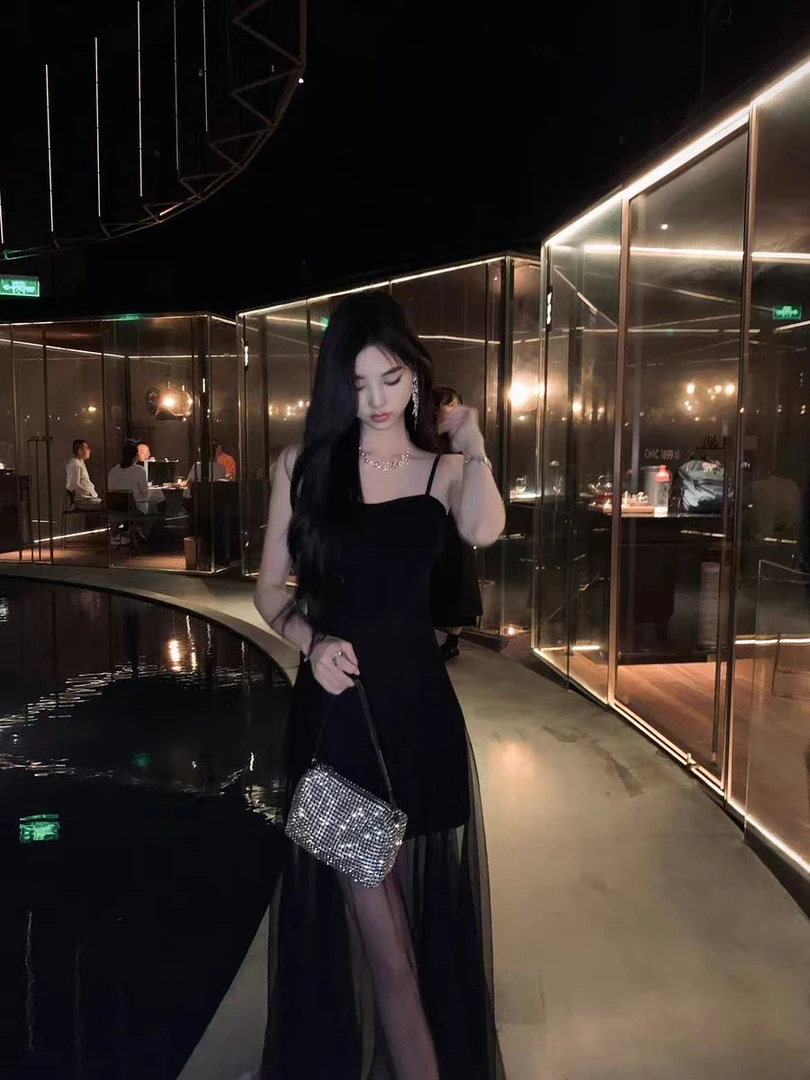 D222法式不规则吊带连衣裙网纱拼接性感气质夏季黑色礼服裙赠开衫