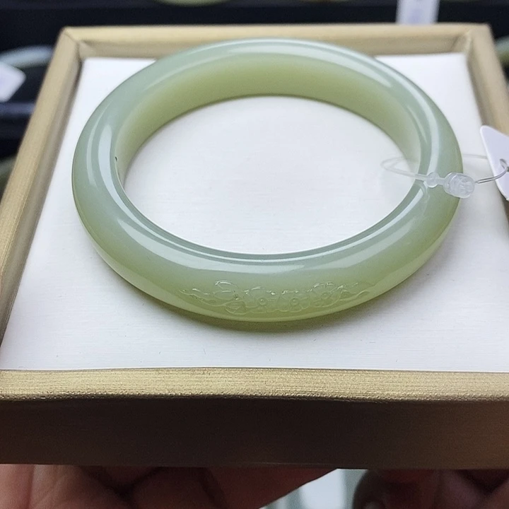 和田玉未镶嵌手镯