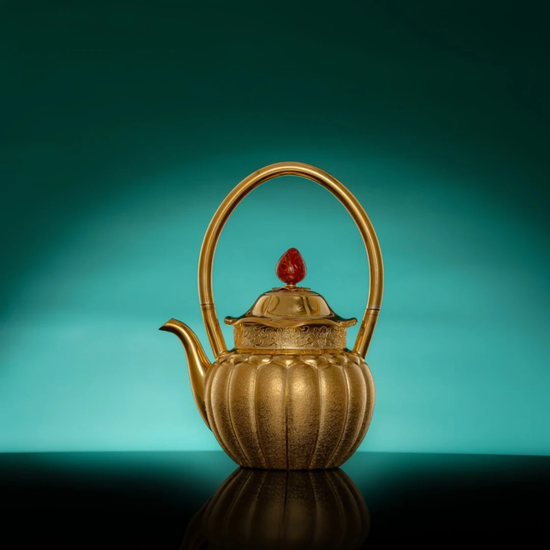 D呆坐-鎏金浮雕錾刻庄严宝莲灯提梁壶00028