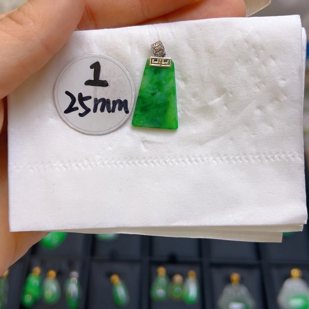 翡翠颈饰18K金镶嵌翡翠