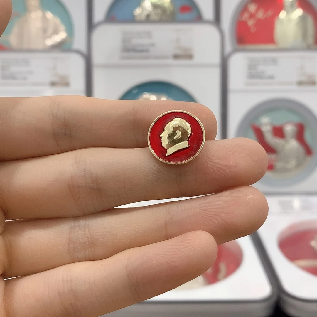 铝杜*青红色纪念章。