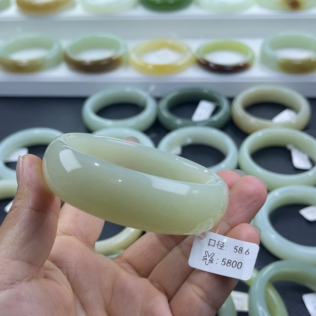 未镶嵌手镯和田玉
