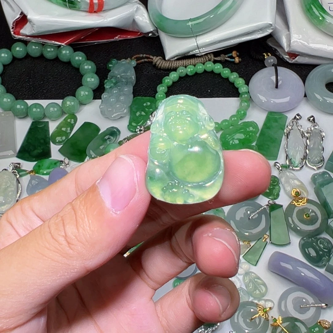 翡翠未镶嵌颈饰财神