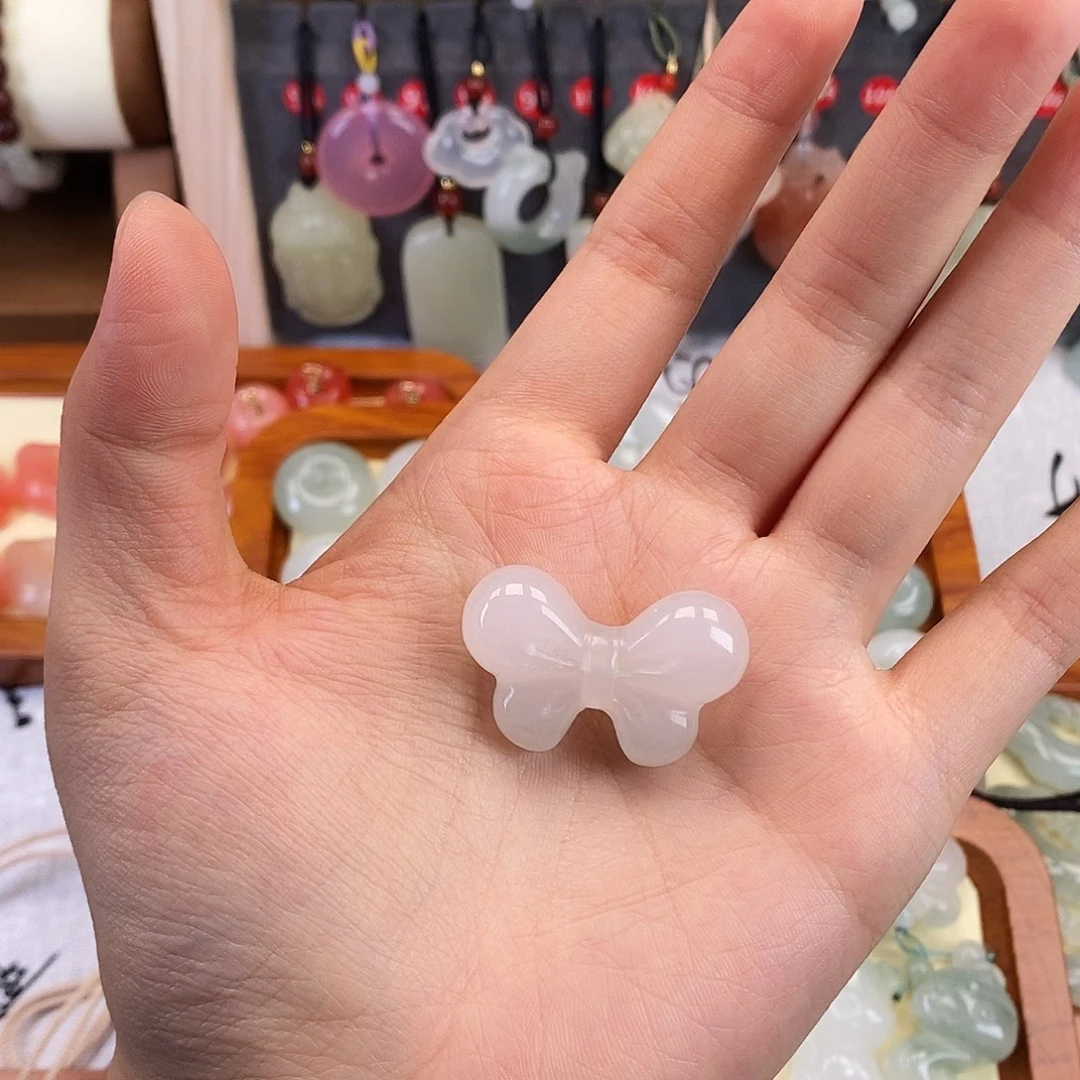颈饰未镶嵌石英质玉浅*