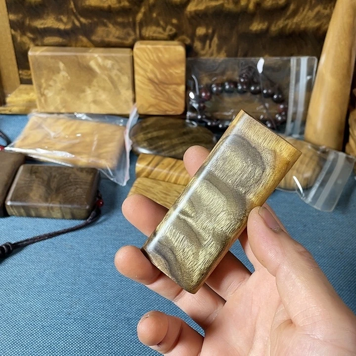 【闪购商品】匹*。金丝楠木手把件枯木