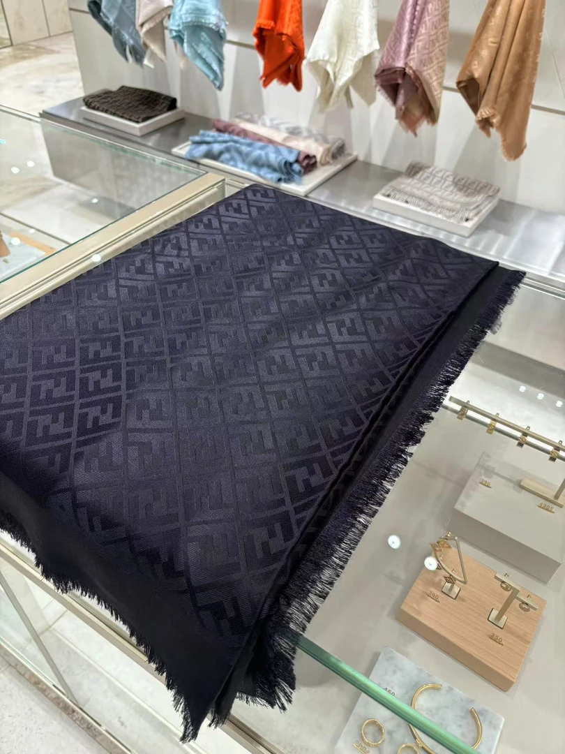 全新未使用 FENDI/芬迪 芬迪老花logo丝巾围巾
