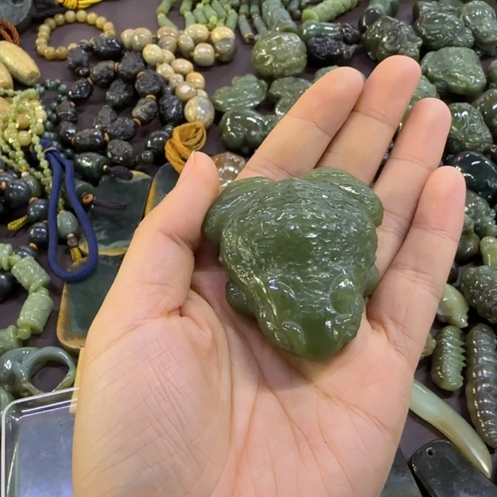 腰***球颈饰未镶嵌岫岩老玉（透闪石质玉）