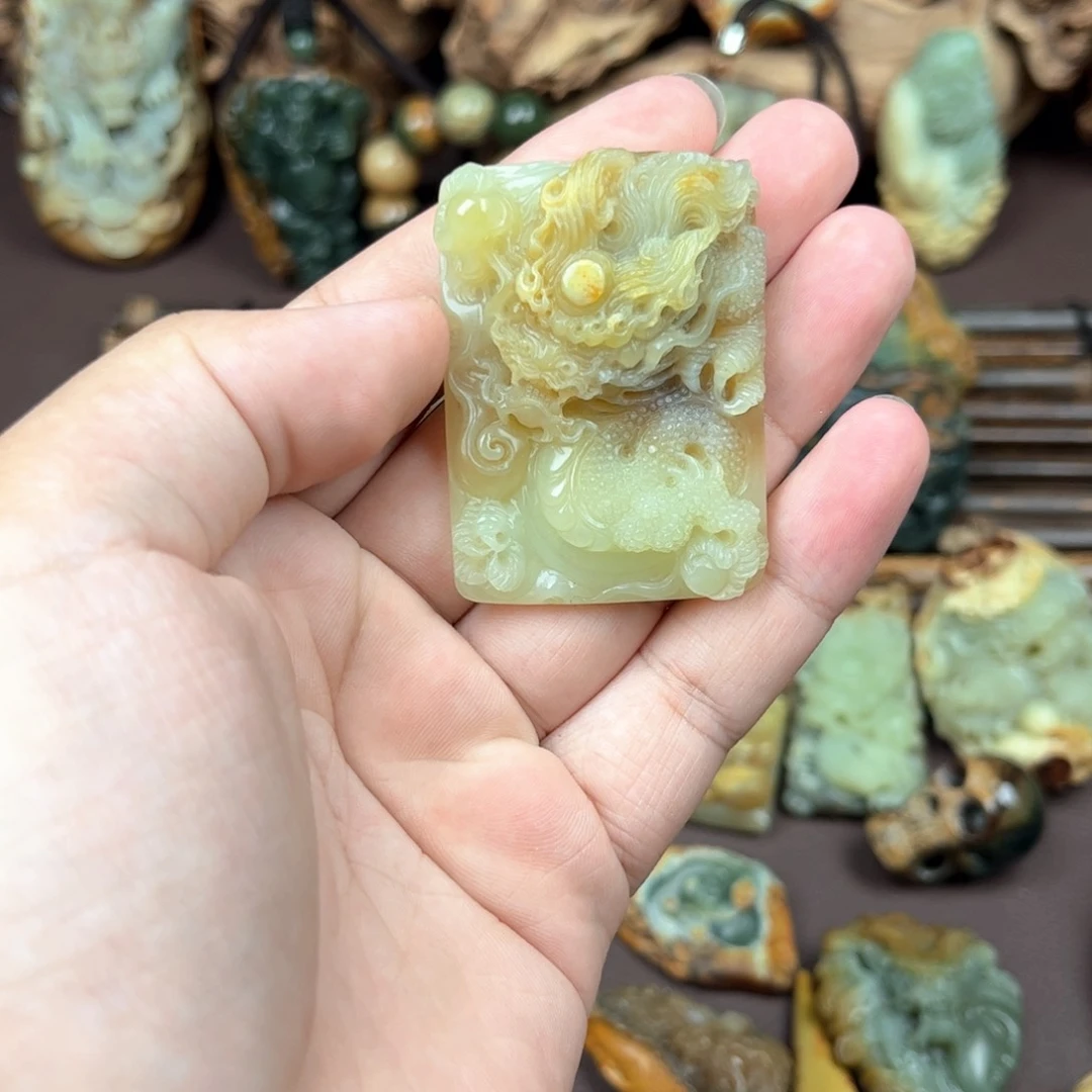 透闪石质玉未镶嵌颈饰