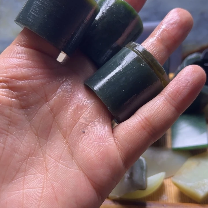 绍***波和田玉（糖玉）未镶嵌挂件