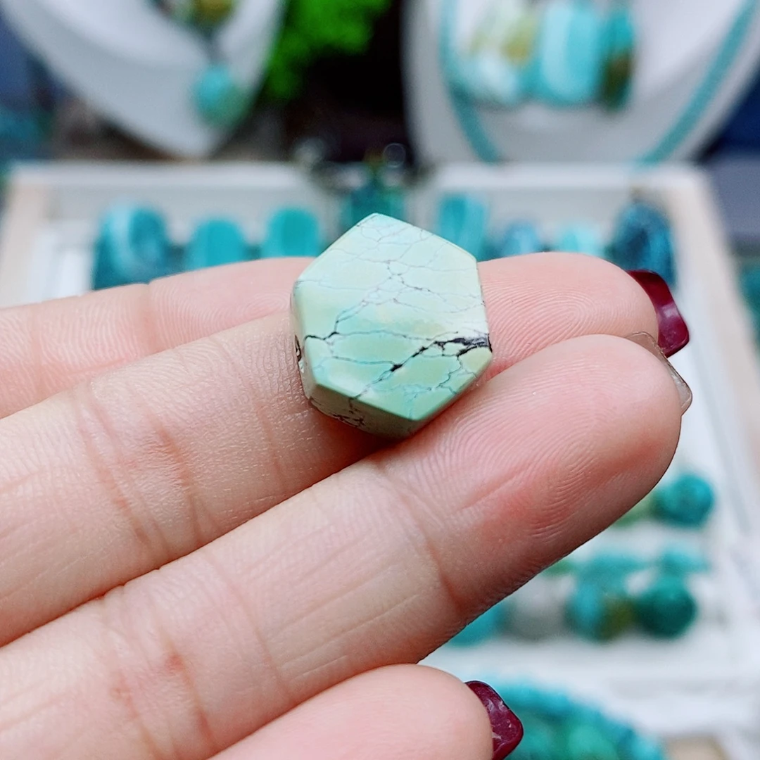 绿松石未镶嵌颈饰