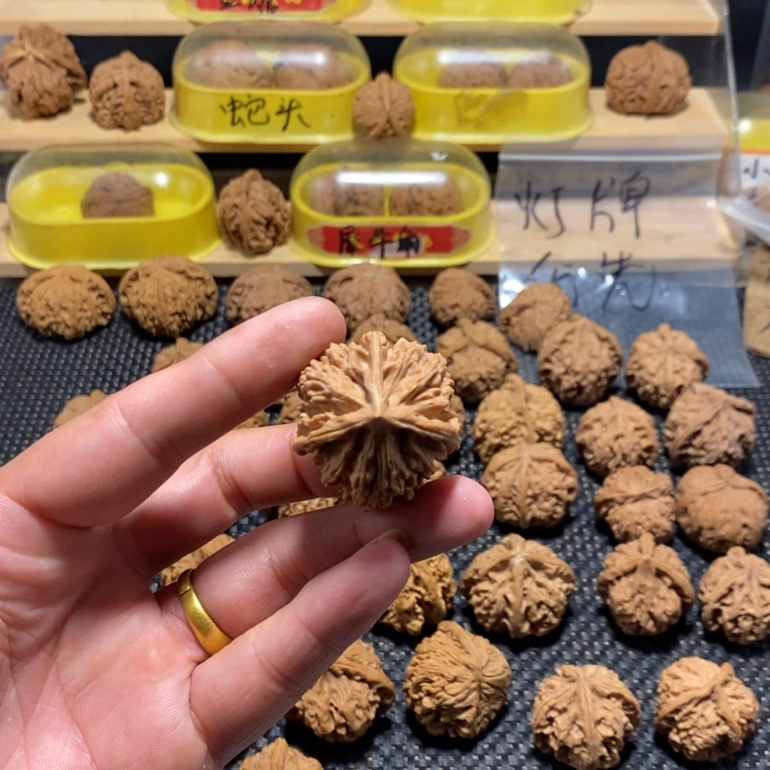 熬***狗文玩核桃吊坠核桃异形