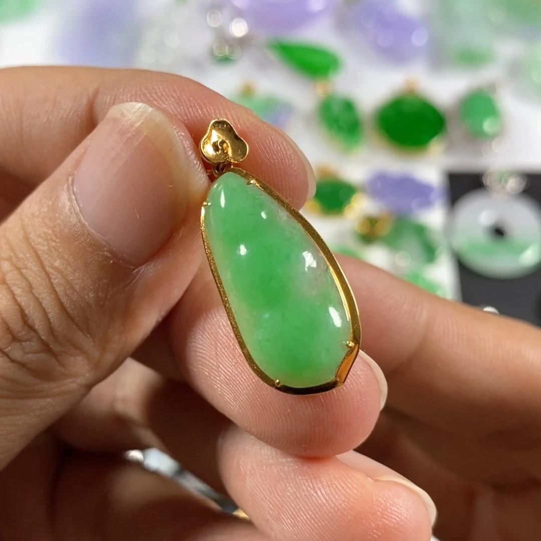 翡翠颈饰18K金镶嵌翡翠