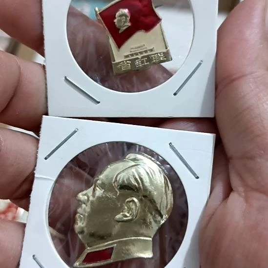 铝芬*圆形红色文字像章