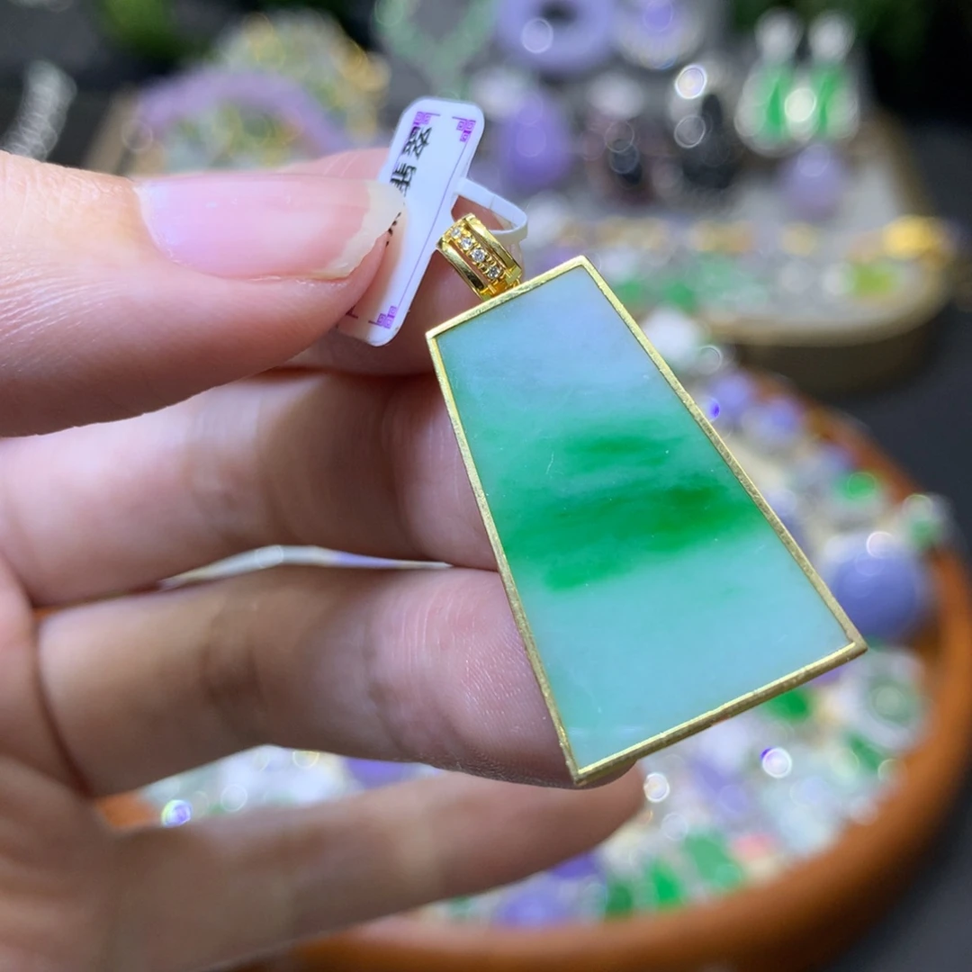 颈饰18K金镶嵌翡翠