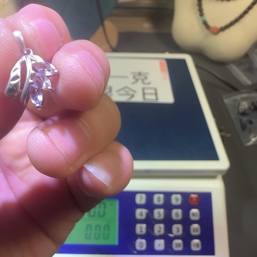 .***.花岗石铁合金吊坠的设计也是