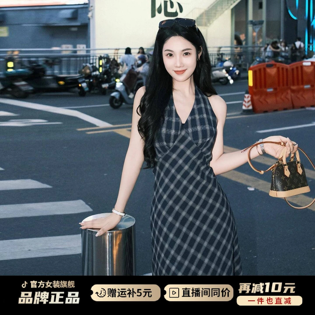 海边度假格子露背挂脖蓝色连衣裙子女夏季2026年新款流行爆款长裙