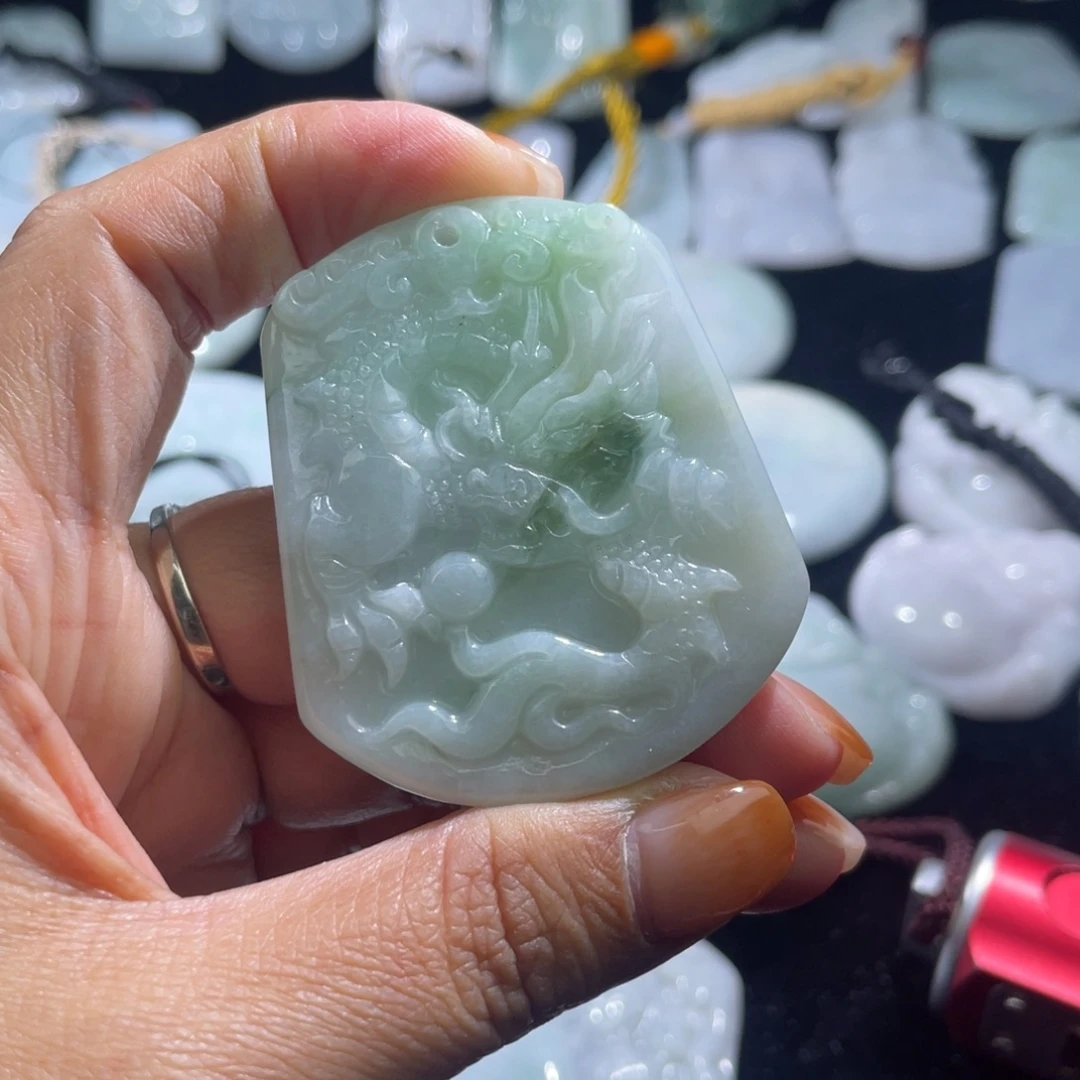 翡翠未镶嵌颈饰龙牌