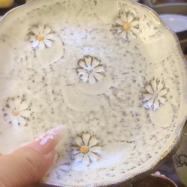 器物的色彩搭配起来很漂亮