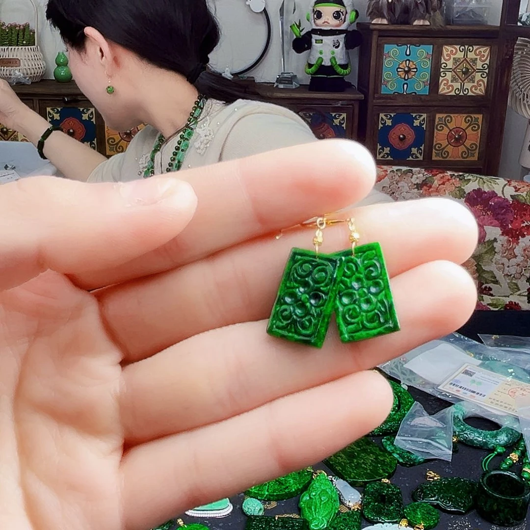 颈饰18K金镶嵌翡翠多样性