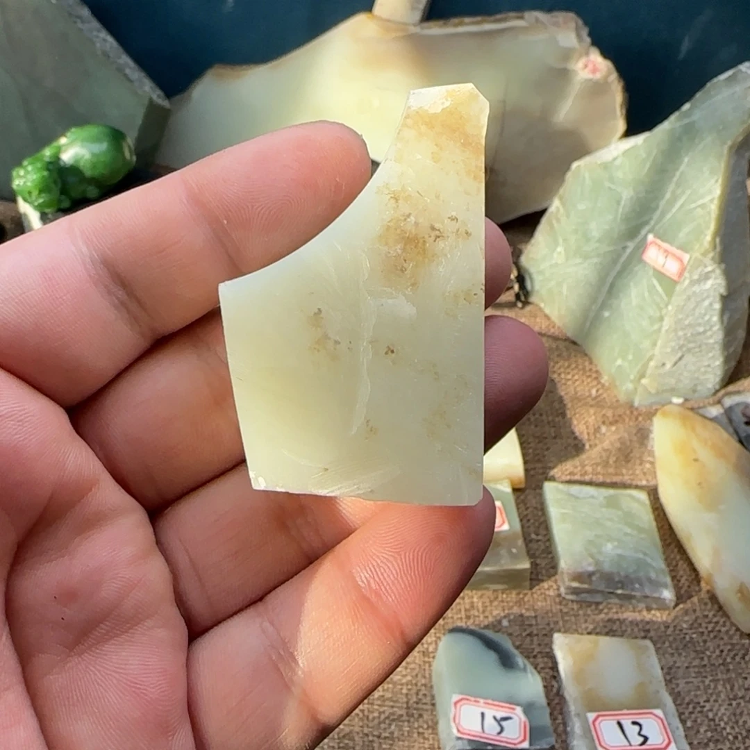 陆***陆和田玉（糖玉）未镶嵌珠宝奇石