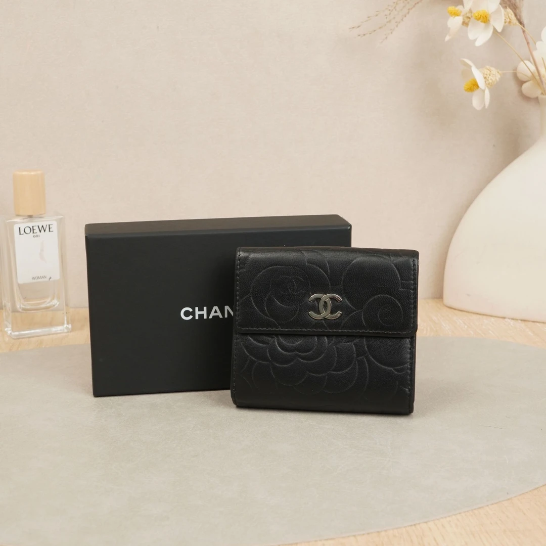 95新 Chanel/香奈儿 香奈儿山茶花钱包15开黑银羊皮/DS035801