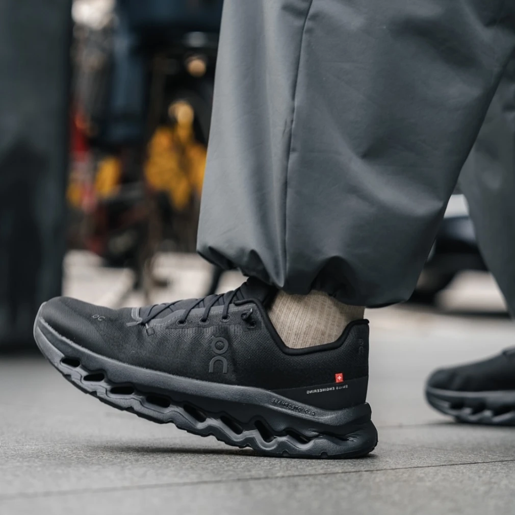 On昂跑Cloudmonster碳板舒适户外缓震织物耐磨低帮跑步鞋男款黑色