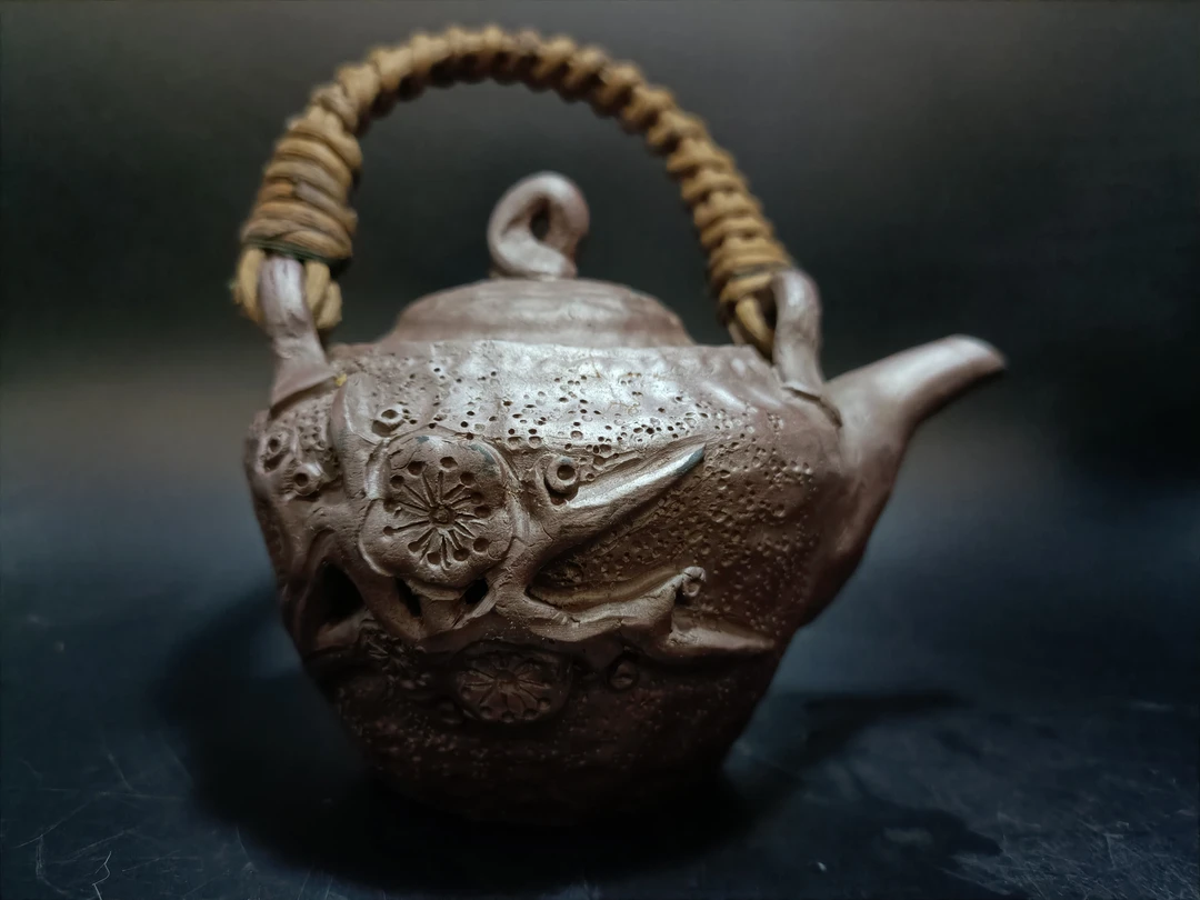 万古烧成月作梅花浮雕提梁壶01/31图五圈圈有窑裂 介意勿拍