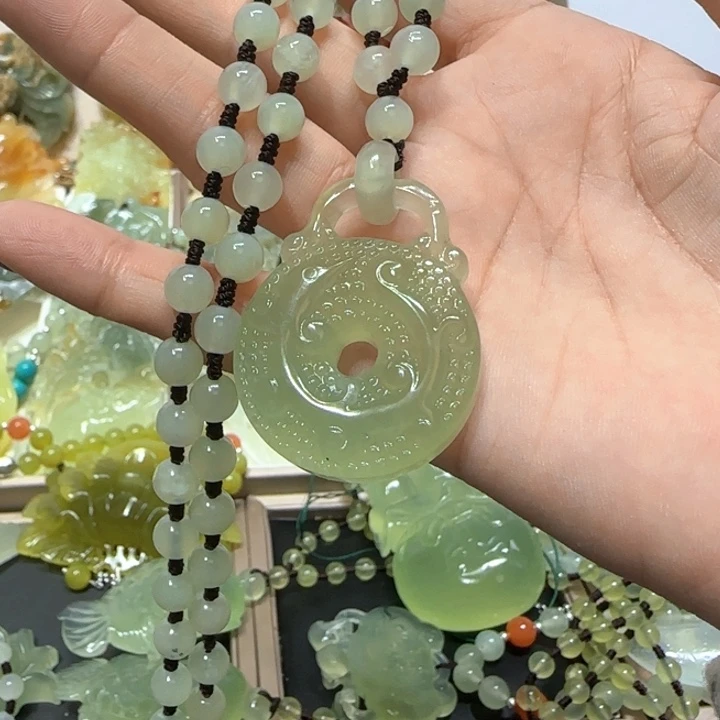 未镶嵌蛇纹石玉吊坠