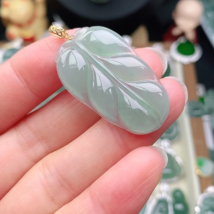 颈饰18K金镶嵌翡翠吊坠