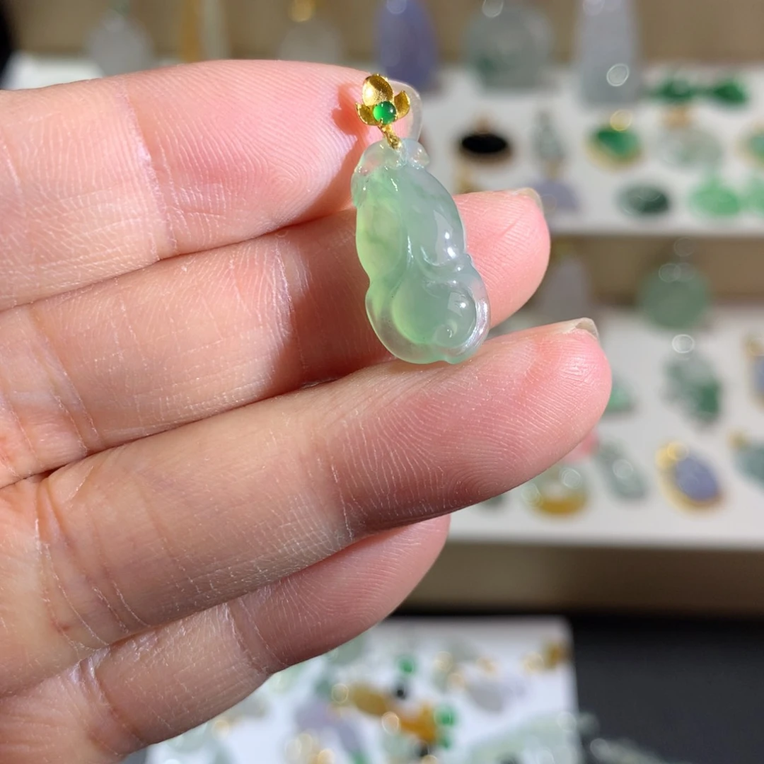 翡翠挂件18K金镶嵌翡翠吊坠的未镶嵌