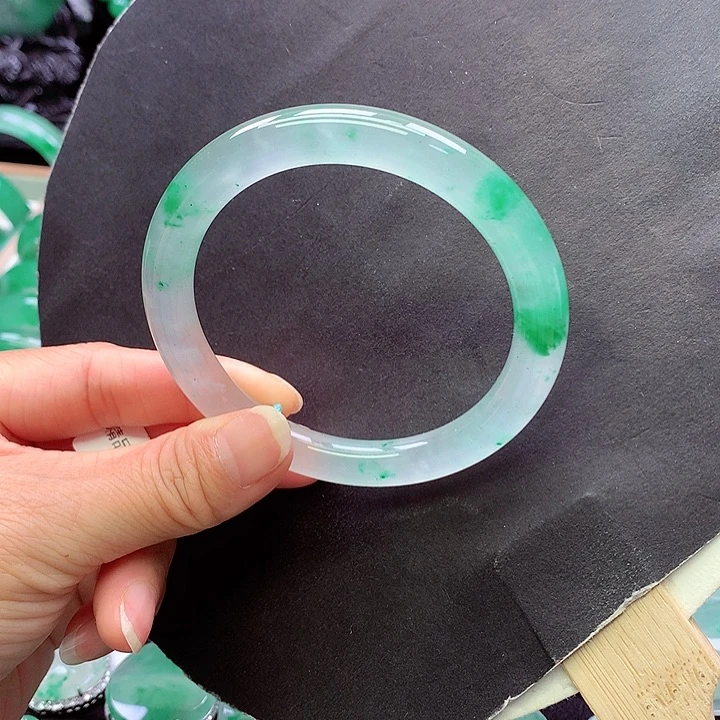 未镶嵌手镯石英质玉