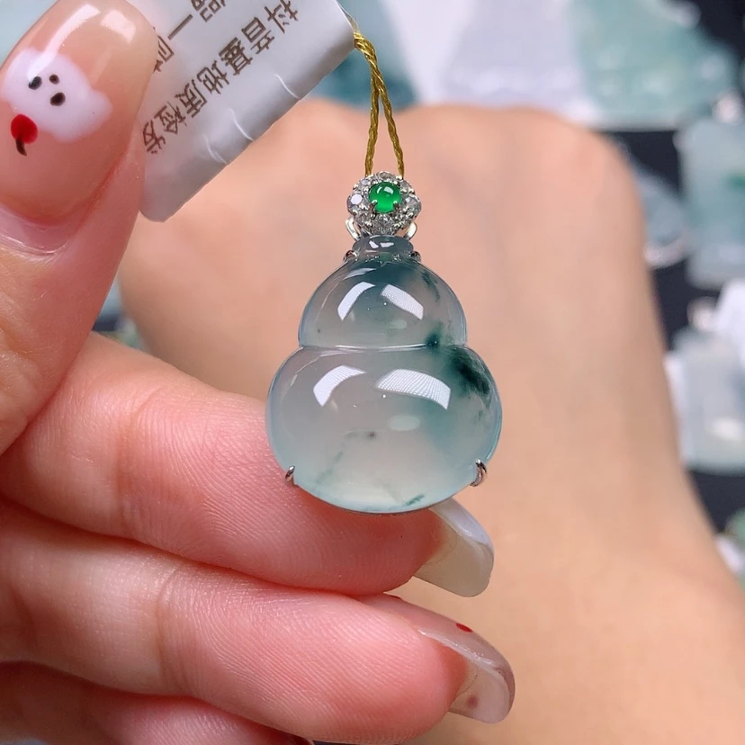 【闪购商品】翡翠18K金镶嵌颈饰葫芦