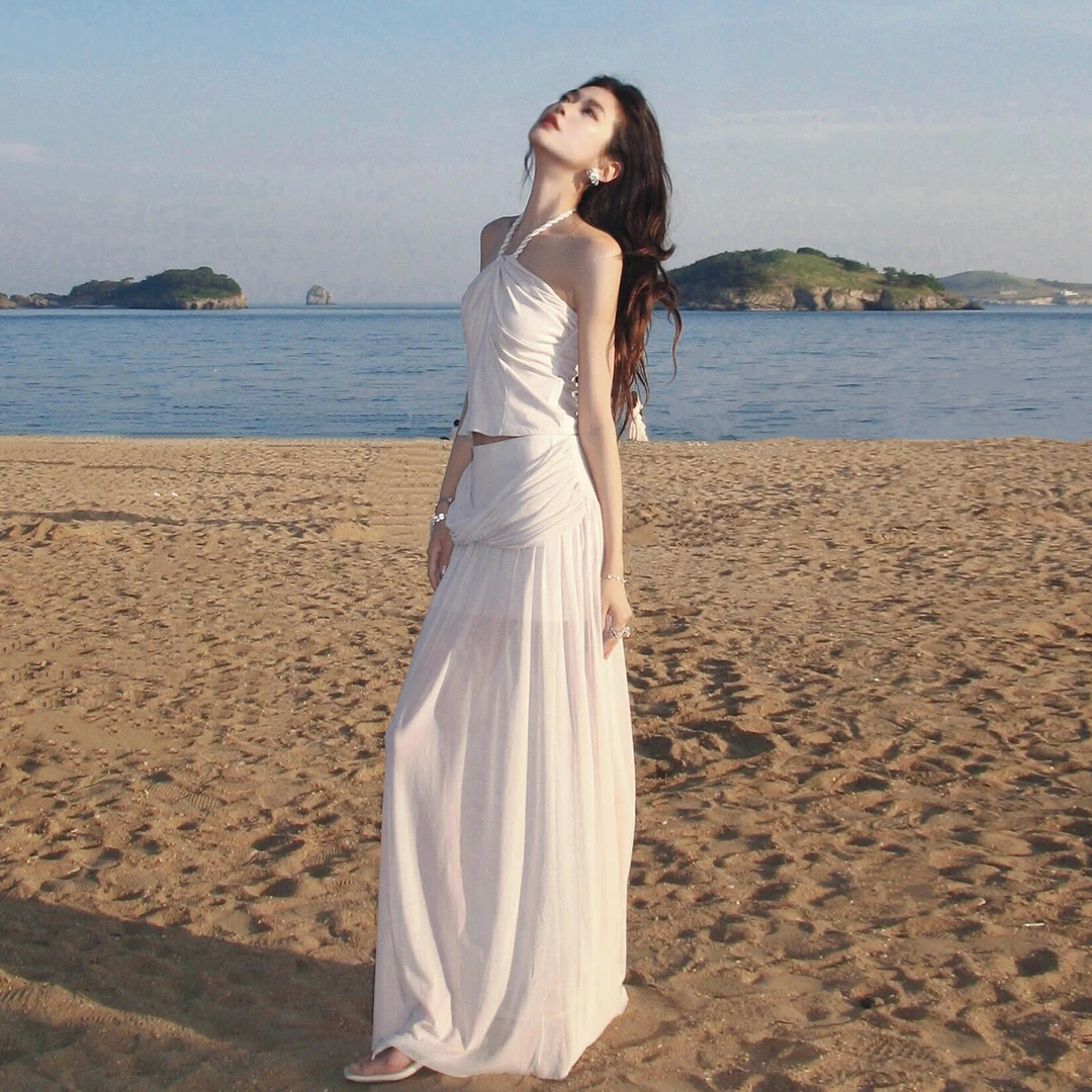 法式白色挂脖吊带连衣裙子女夏季2025新爆款气质海边度假长裙套装