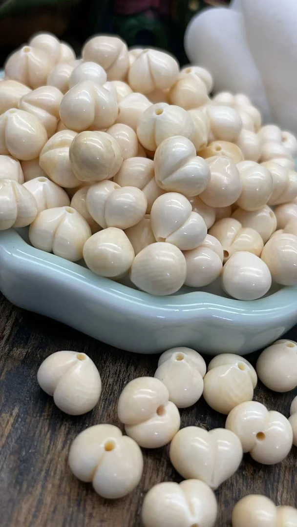 81613精品猛犸象牙9.6MM左右光面屁桃文玩手串配珠爱心配饰