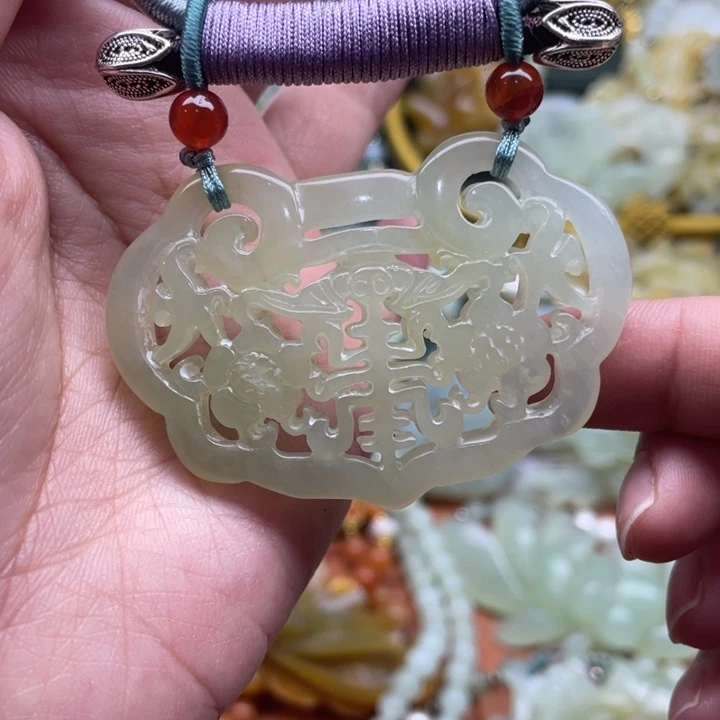 蛇纹石玉吊坠合金