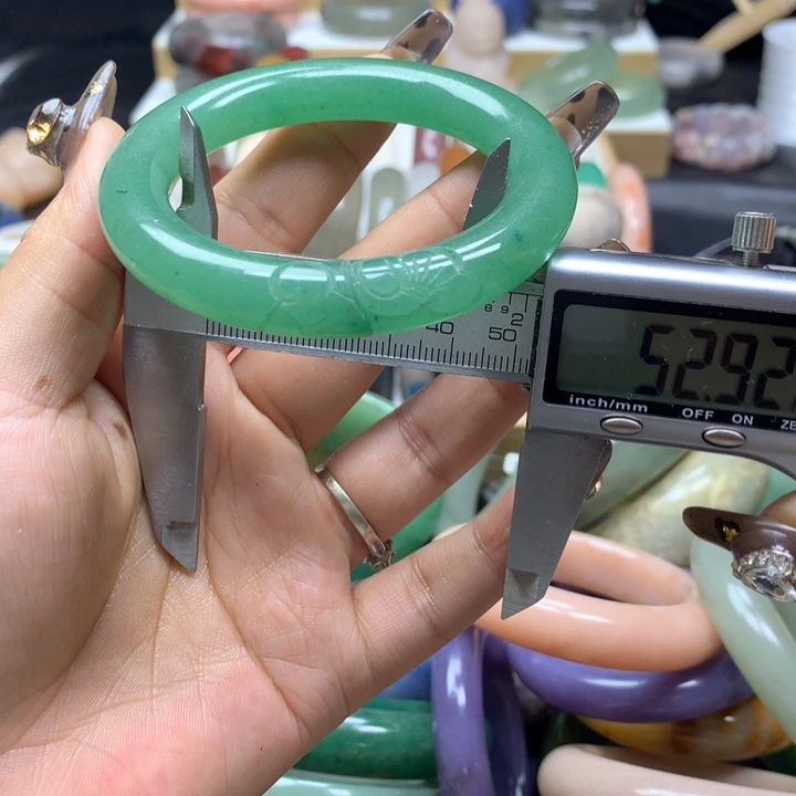 未镶嵌手镯石英质玉