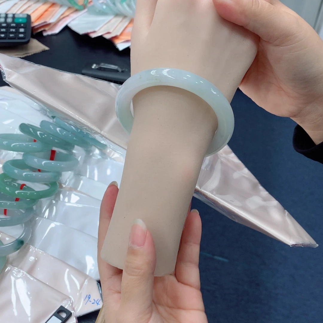 翡翠未镶嵌手镯48小时